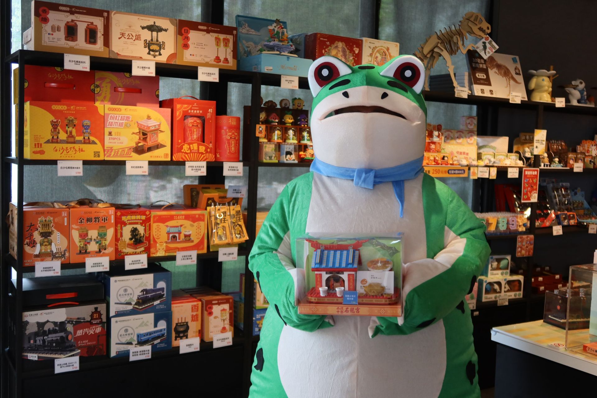 媽祖熱潮燒進日月潭！日月町攜文創積木「過香爐加持」搶攻國際客